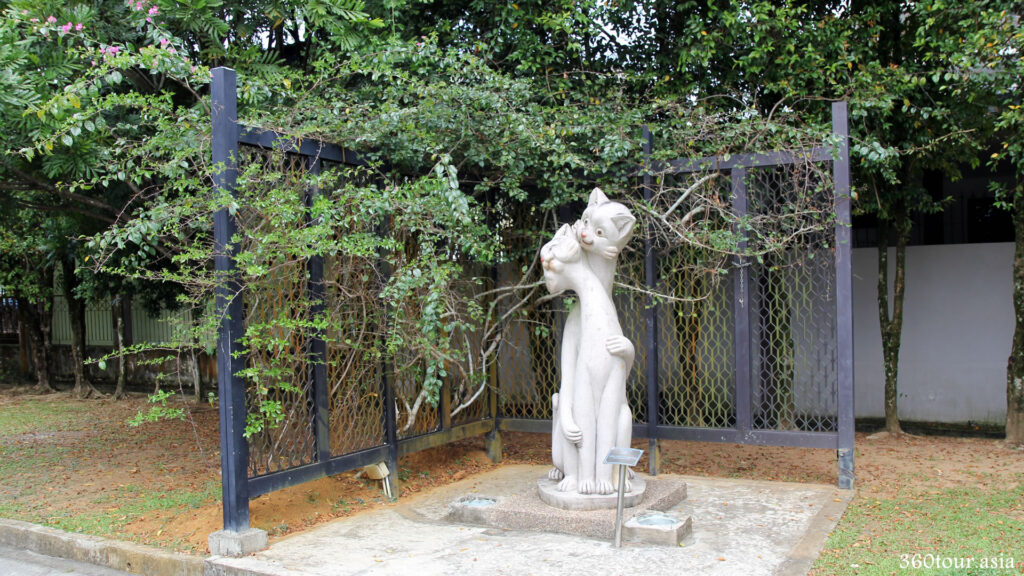 The Romancing Cat Statue at Friendship Park Kuching