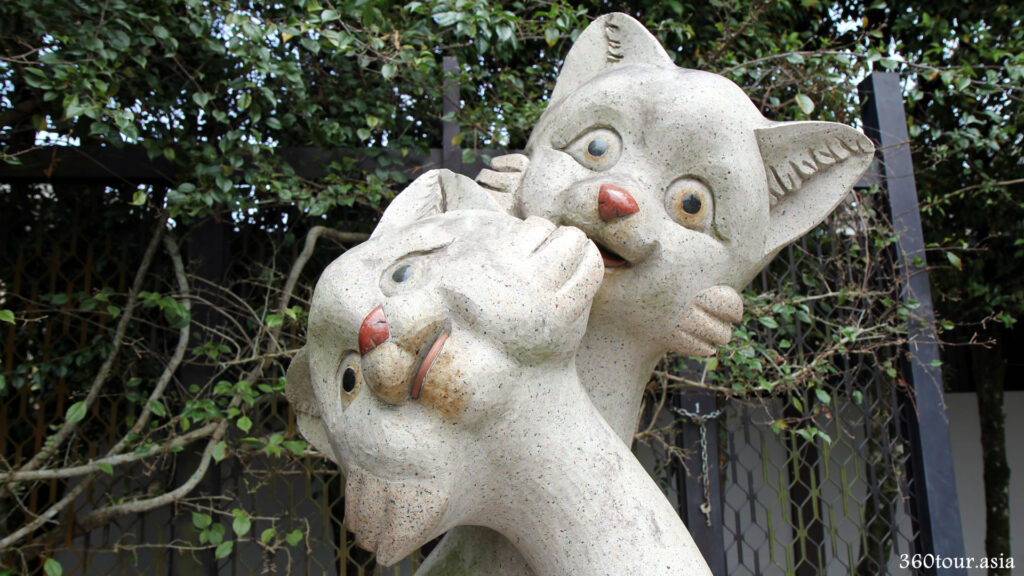 The romantic face expression of the Cat Statue