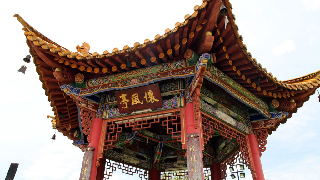The Huai Feng Pavilion design is based on traditional architecture from KunMing area of China