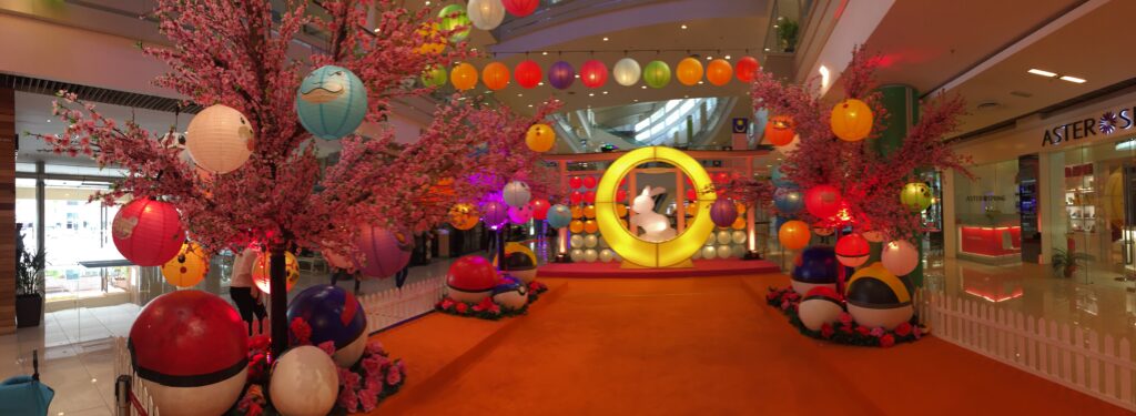 全景在Queensbay购物中心槟榔岛的神奇宝贝主题的灯笼显示