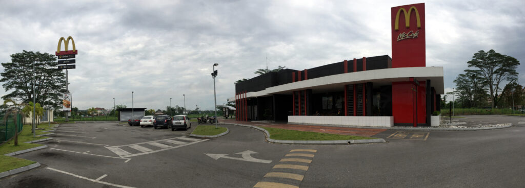 全景视图显示麦当劳McCafe MJC Batu Kawa Kuching前的停车场