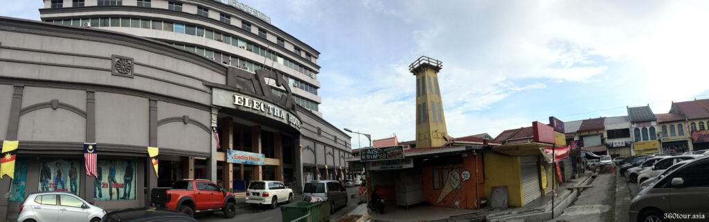 塔楼市场的全景，左边是Electra House，右边是传统的商店