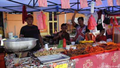 Local favorite Leko treats is available here. The owner of this stall sure greets you with a smile.