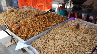 Range of peanuts treats, from normal to honey coated to deep fried.