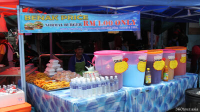 The RM1 Booth. Normal Burger only cost 1 ringgit. A great deal indeed.