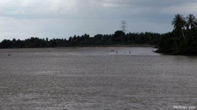 The Tidal bore is coming. All surfer be ready.
