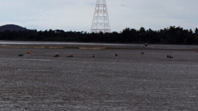 The row boats are ready to surf the tidal bore.