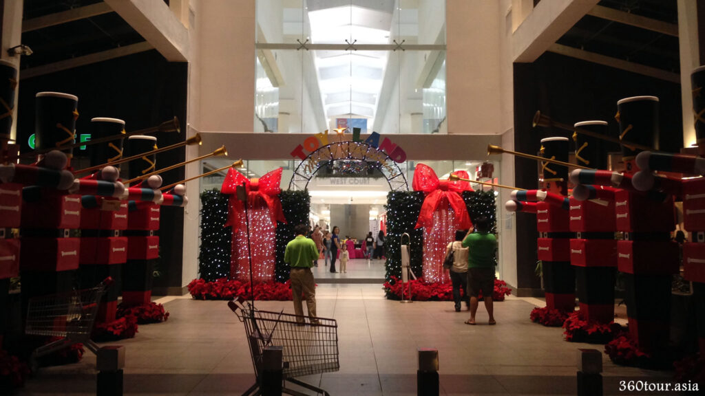 The Spring Mall Main Entrance during Christmas