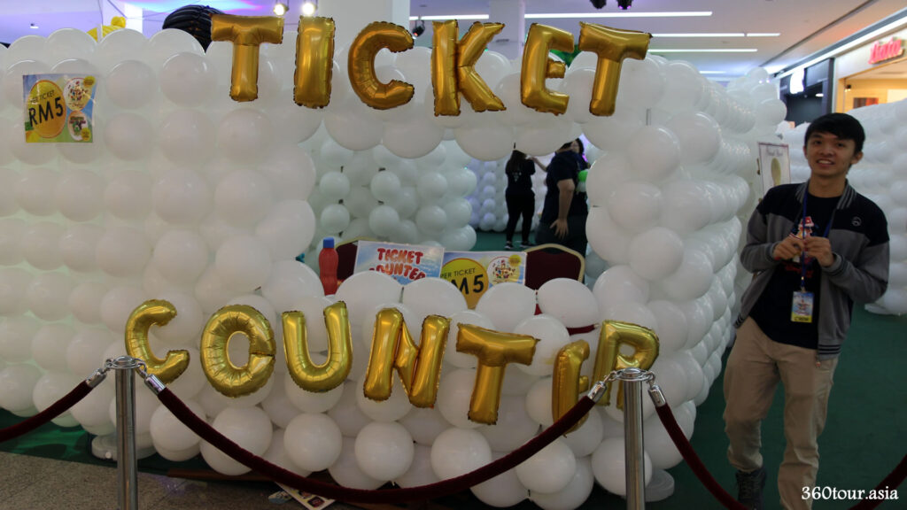 The ticket counter at the entrance of the balloon maze