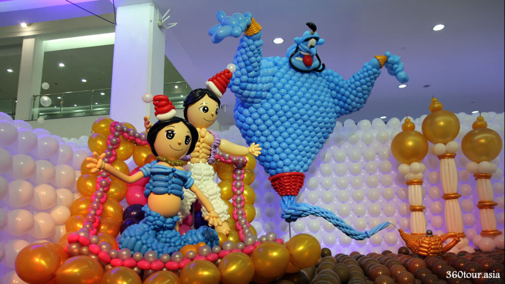 Another view of the Aladdin balloon sculpture