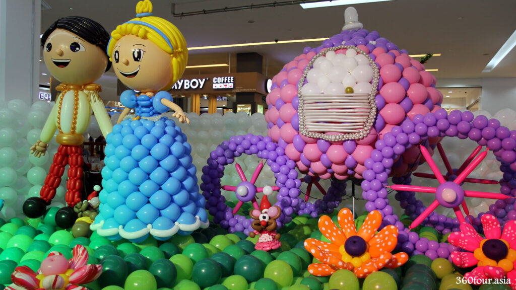 Another view of the Balloon Sculpture