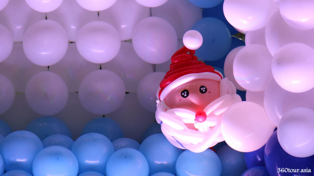 Random Peeping Santa Claus balloon Sculpture