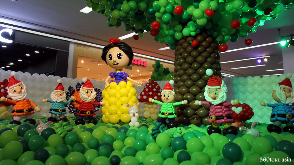 The Snow White and the Seven Dwarfs balloon sculpture