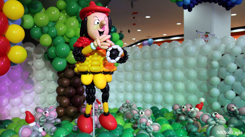The Pied Piper and the following rats balloon sculpture
