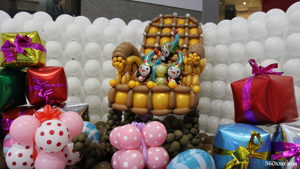 Bunch of penguins on the lazy chair balloon sculpture