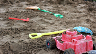 Kids can have fun at the sandpit, building sand castle and trench