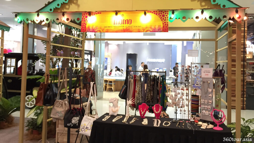 The momo stall selling necklaces, ornaments, hand bags and scarfs