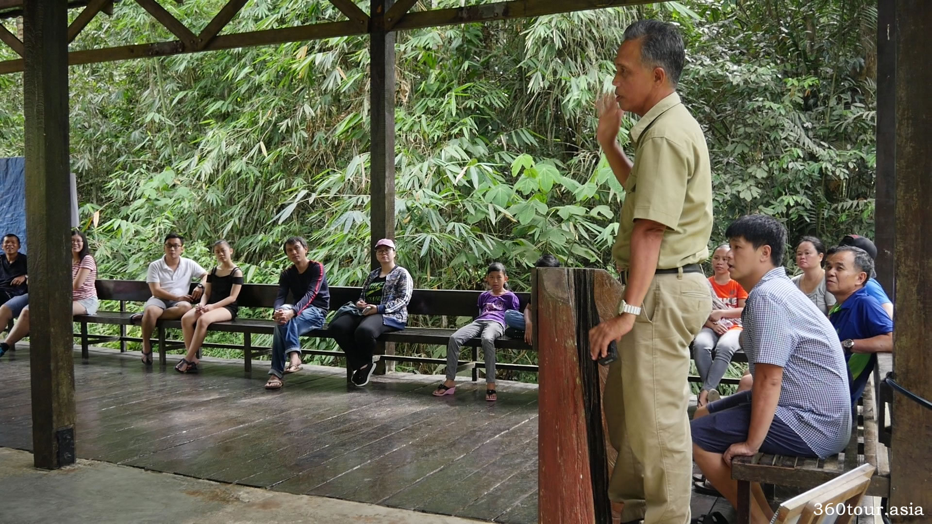 Meet Orangutan Ritchie at Semenggoh Wildlife Center Kuching | 360Tour.Asia