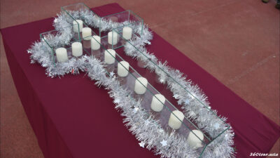 十字架型的玻璃框裡的蠟燭