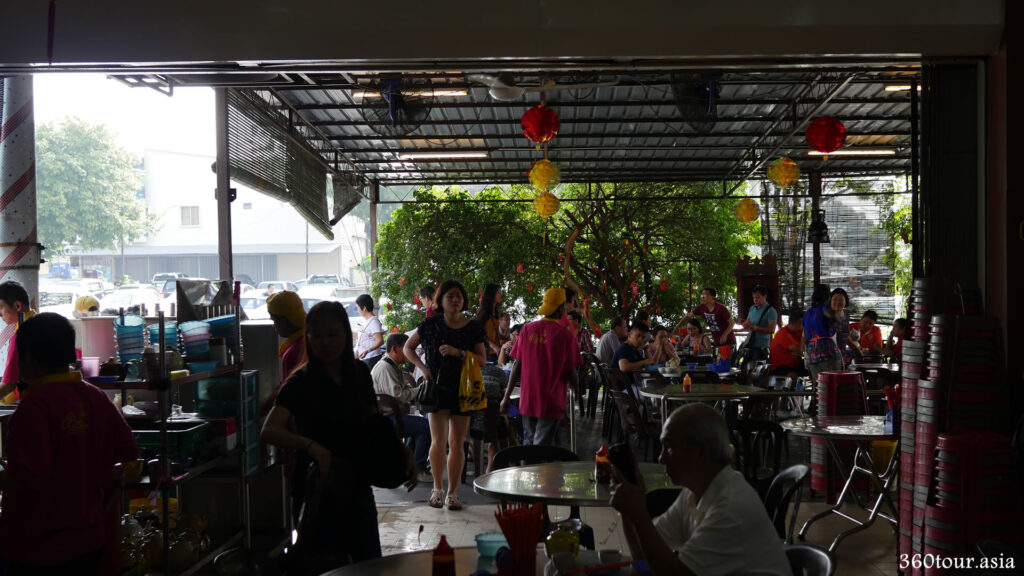 Chinese Folks from local and far gather here early in the morning for a cup of tea and some Dim Sum