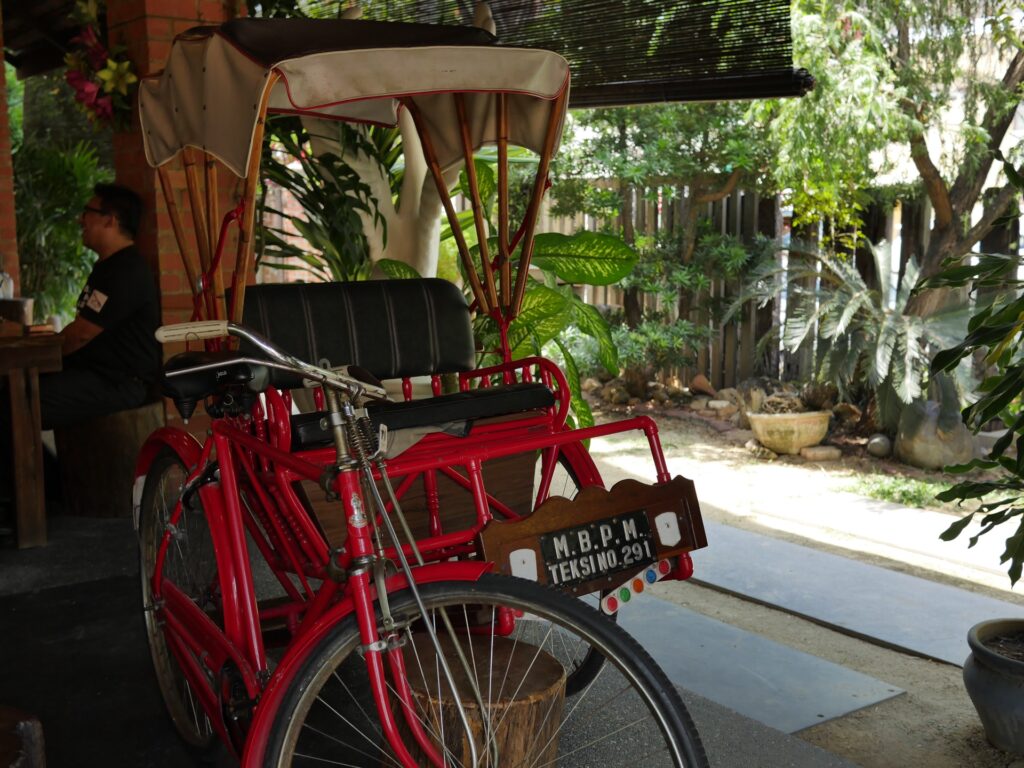 The decorative trishaw is one of the famous photographic features in this restaurant