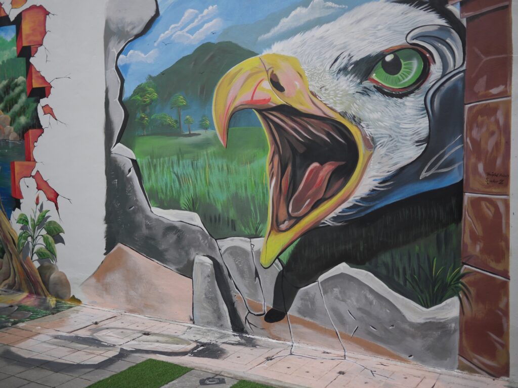 一个鹰头的3D壁画突破墙壁