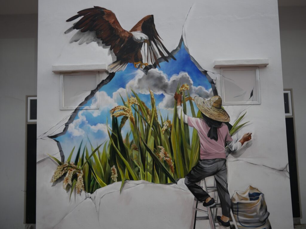 3D壁画描绘了一个当地稻田农民收集稻田穿过破碎的墙壁