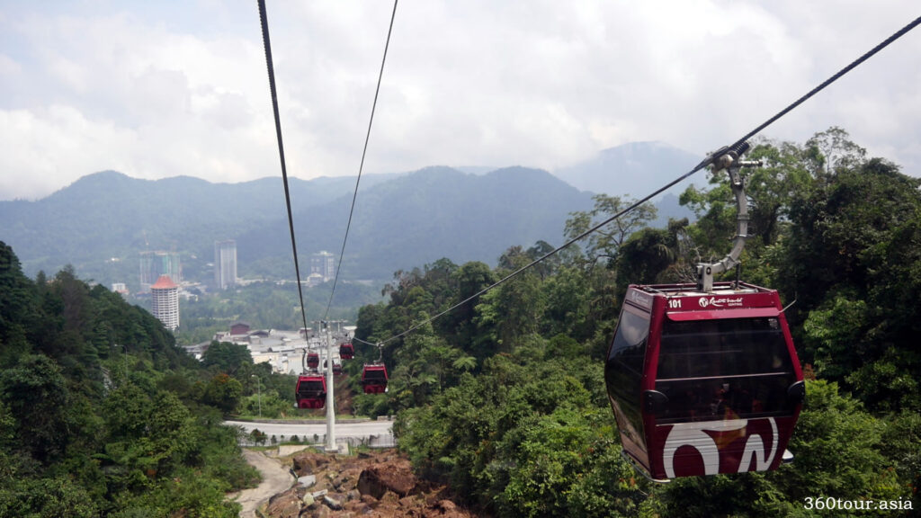 The Awana Skyway is a gondola lift cable car that can takes passenger from Awana Central to SkyAvenue in 10 mins