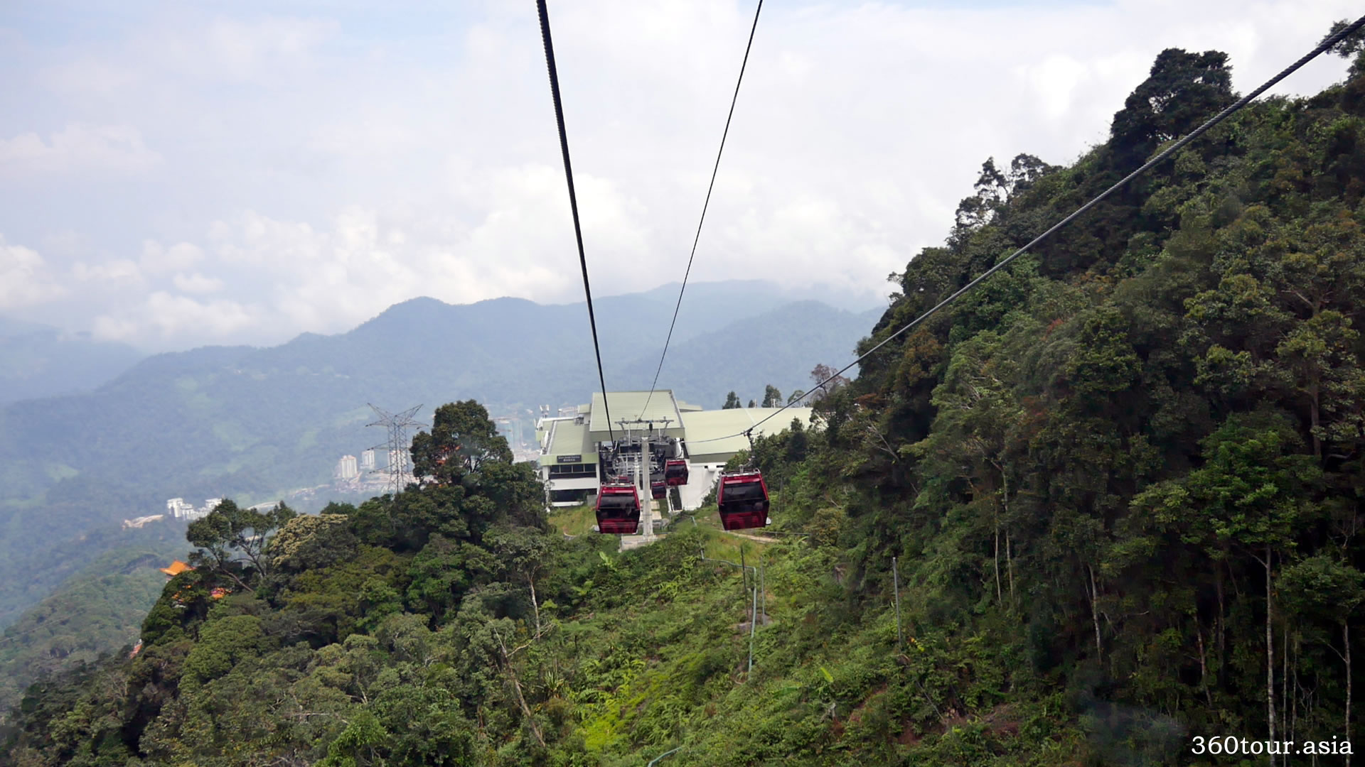 Awana Skyway cable car is a gondola lift, Stock Video