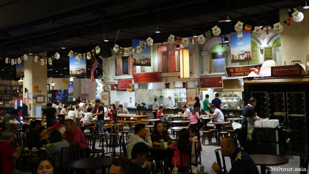 马来西亚美食街通常都是满桌