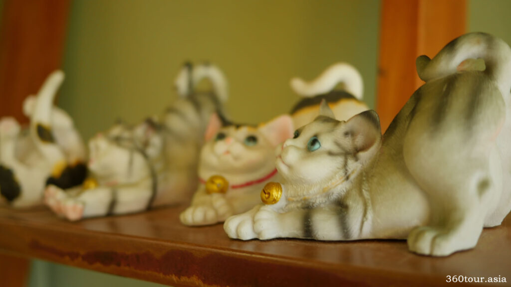 The cat ornaments on the shelf
