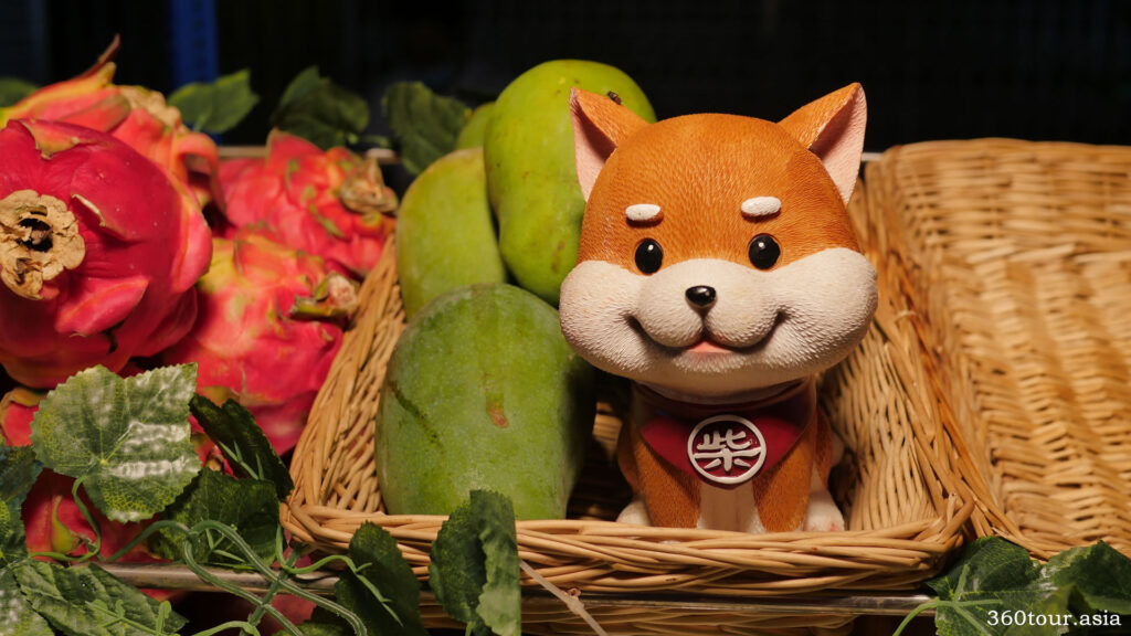 A dog statue ornament at a fruit stall