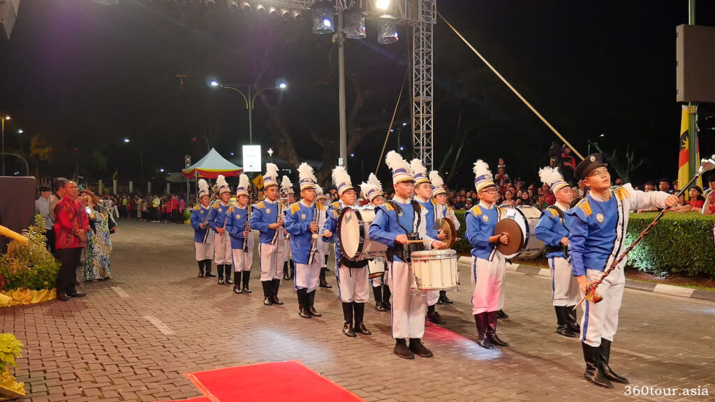 The Kuching Chung Hua Middle School combined band performance