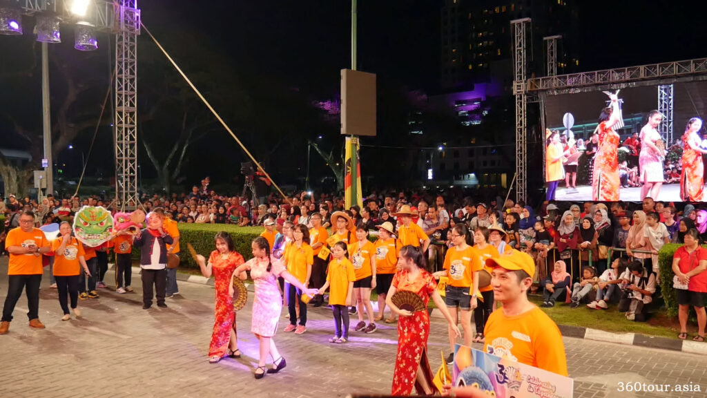Dance performance by Persatuan Kebudayaan Hakka Malaysia Caw. Sarawak