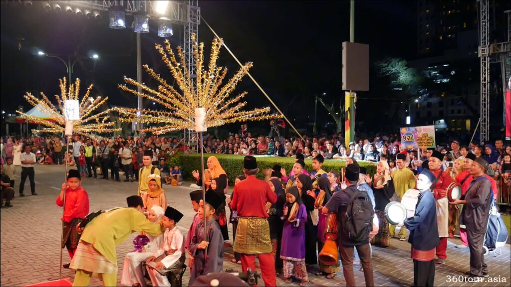 Traditional cultural performance by Kelab Rekreasi Suara Warisan Tabuan