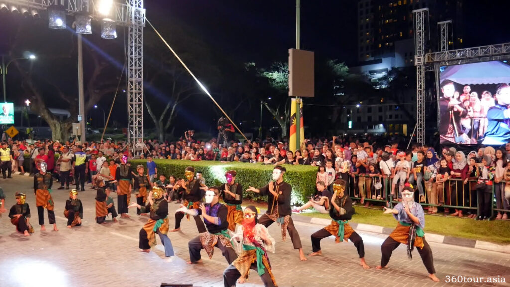 The silat traditional martial arts dance performance by Persatuan Perguruan Seni Silat Gerak Kuntau Betawi Darul Hana Kuching