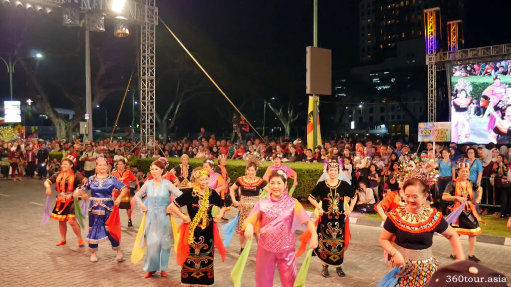 Multicultural dance by Persatuan Tarian Perdana Kuching