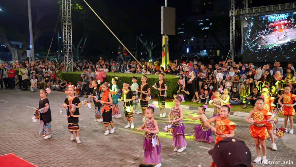 Multicultural Lantern Dance by students from SJK Chung Hua bt.4 Dance Club