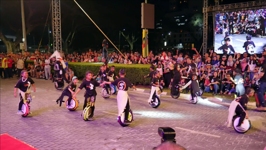 Electric Unicycle Dance Performance by K-wheel Rider