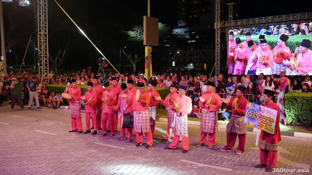 The traditional musical performance by Kumpulan Hadrah Nur Iman