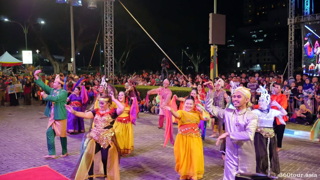 The dance performance by Sri Bandaraya City Dancer