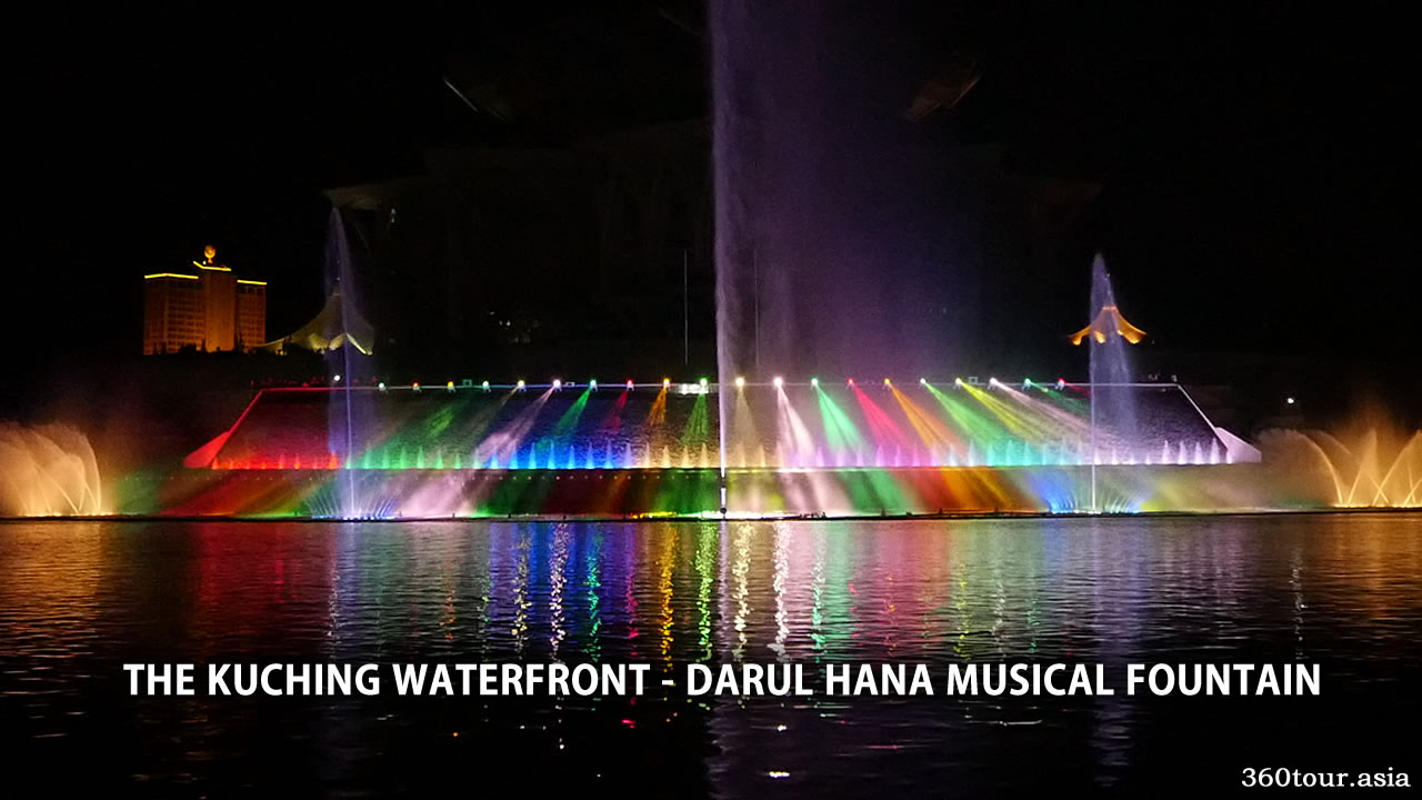 砂拉越古晋河滨公园的Darul Hana音乐喷泉