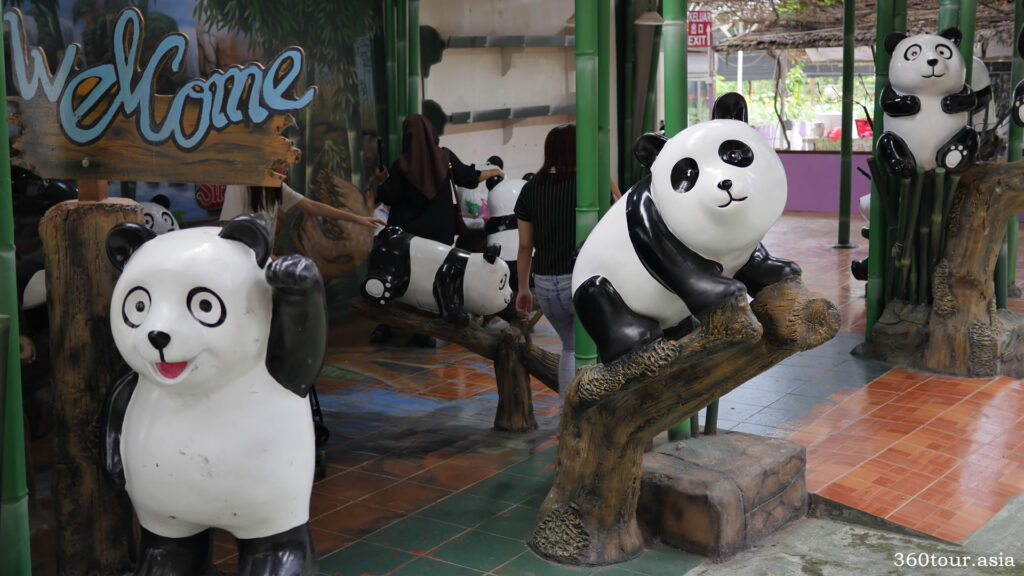 熊猫雕像。