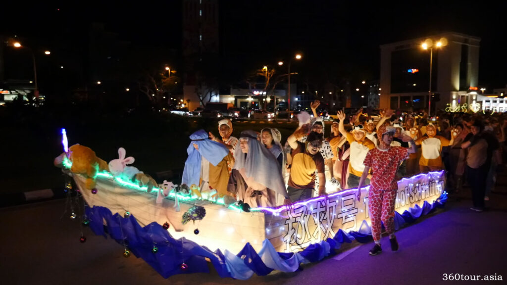 The Christmas float featuring animals on a noah's ark