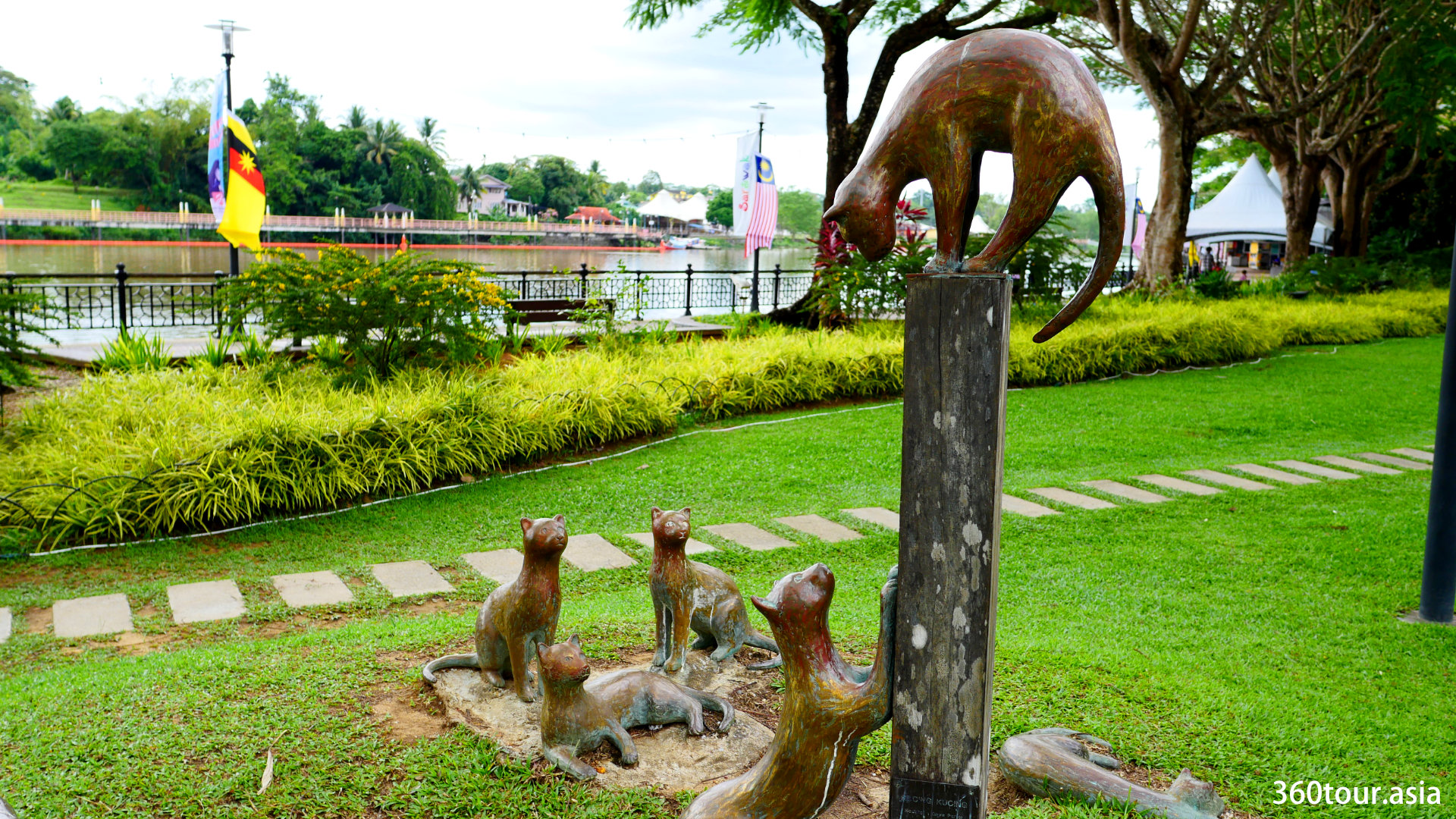 Kucing Kucing – The nine Bronze Cat Sculpture of Kuching Waterfront