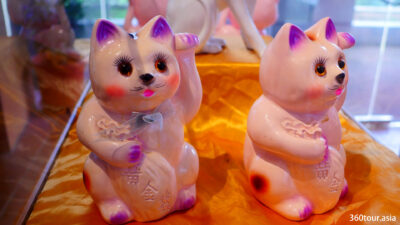 Fortune cat statue.