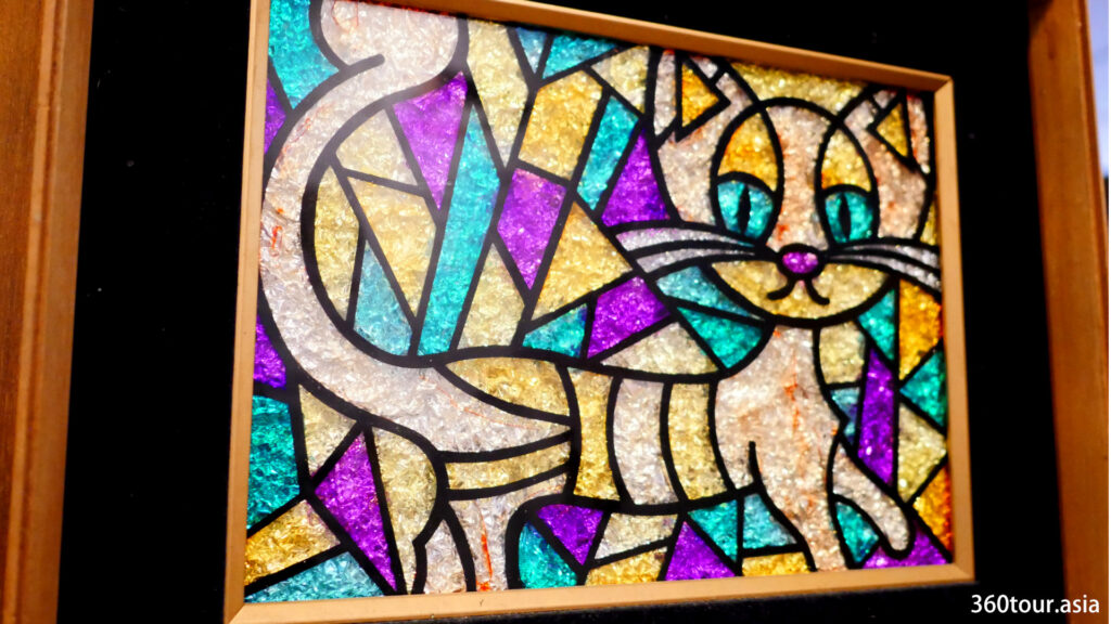 五颜六色的猫主题的彩色窗口。