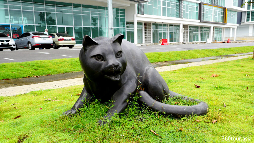 这只青铜猫雕塑描绘了一只向你猛烈喵喵的猫