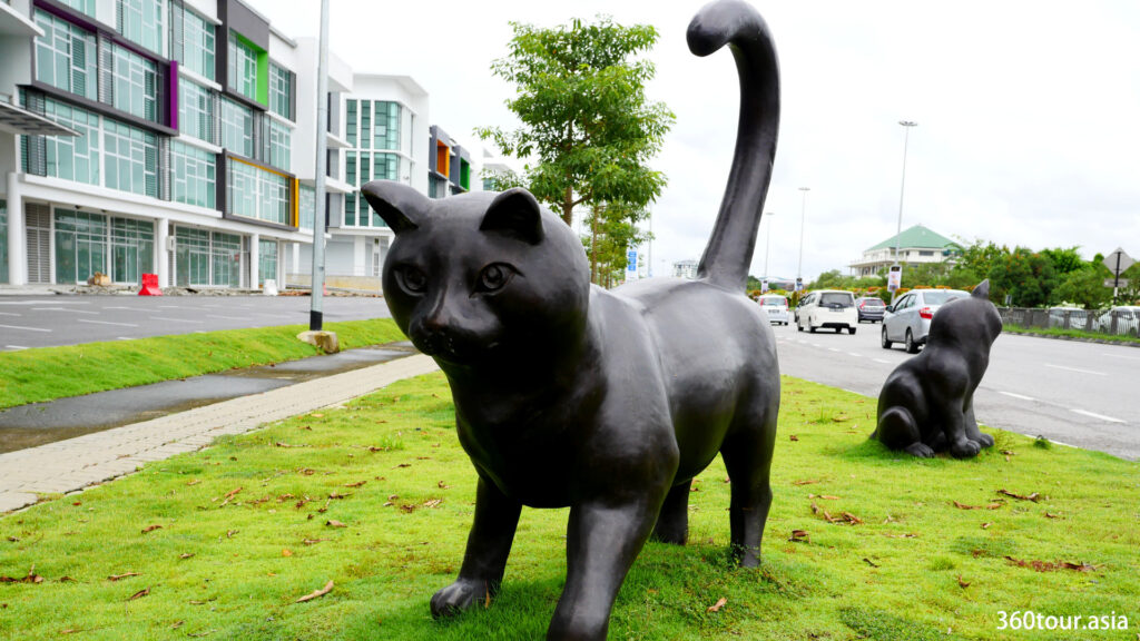 这只青铜猫雕塑描绘了一只警惕万分的猫。