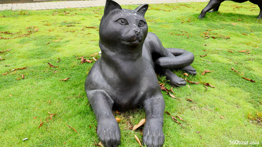 这个青铜猫雕塑描绘了猫在地上休息